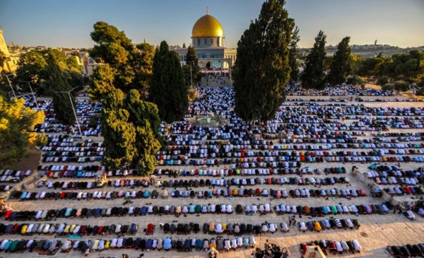 عشرات الآلاف يؤدون صلاة الجمعة في الأقصى رغم قيود العدو وتشديداته عشرات الآلاف يؤدون صلاة الجمعة في الأقصى رغم قيود العدو وتشديداته