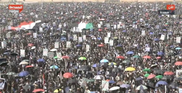 ببنادق مرفوعة وتفويض مطلق للقائد جماهيرية صعدة تعلن تدشين مرحلة التصعيد والهجوم ببنادق مرفوعة وتفويض مطلق للقائد جماهيرية صعدة تعلن تدشين مرحلة التصعيد والهجوم