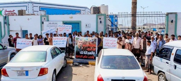 تنديدا بالمماطلة وقفة احتجاجية غاضبة أمام محكمة صيرة بعدن تطالب بالعدالة لفقيد الوطن الشيخ مهدي العقربي تنديدا بالمماطلة وقفة احتجاجية غاضبة أمام محكمة صيرة بعدن تطالب بالعدالة لفقيد الوطن الشيخ مهدي العقربي