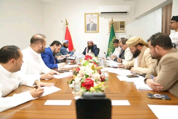 بحضور وزير الأوقاف اللجنة الإشرافية العليا للحج تفتح مظاريف عروض الشركات لموسم 1448هـ