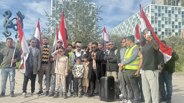 متظاهرون يمنيون في لاهاي يطالبون بتصنيف الحوثيين جماعة إرهابية متظاهرون يمنيون في لاهاي يطالبون بتصنيف الحوثيين جماعة إرهابية