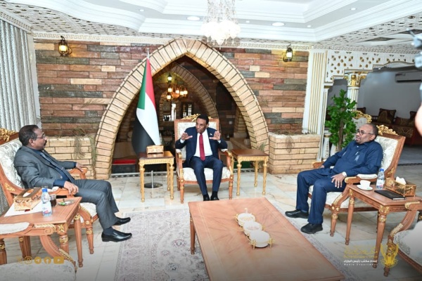 رئيس الوزراء يطلع على أداء لجنتي منع التحصيل غير القانوني وحصر المركبات الموجودة في نقاط التجميع