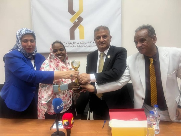 تقديرا لجهودها الإنسانية والاجتماعية درع الإعلام لوزيرة الدولة بالموارد البشرية السودانية تقديرا لجهودها الإنسانية والاجتماعية درع الإعلام لوزيرة الدولة بالموارد البشرية السودانية