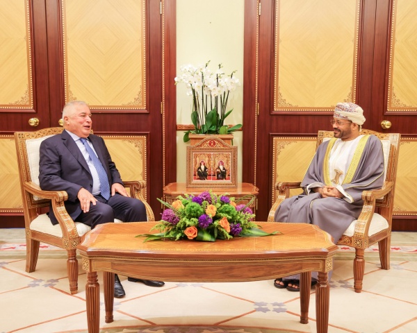 وزير الخارجية يتسل م نسخة من أوراق اعتماد السفير الطاجيكي