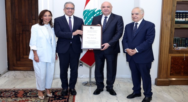 الأونيسكو ت سل م الرئيس عون شهادة إدراج قلاع جبل عامل على قائمة التراث العالمي المعر ض للخطر الأونيسكو ت سل م الرئيس عون شهادة إدراج قلاع جبل عامل على قائمة التراث العالمي المعر ض للخطر