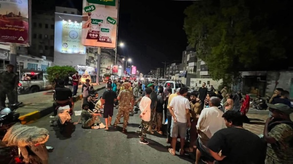 ثورة الفرشان تتجدد في عدن التظاهرات المطالبة بالكهرباء والمياه وصرف الرواتب