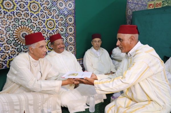 تاونات تسليم هبة ملكية كريمة للشرفاء الصافيين والدرقاويين