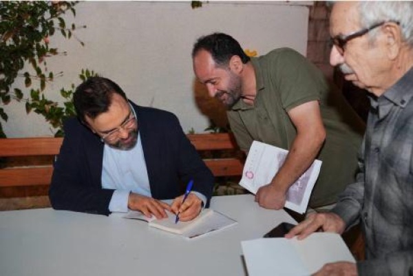 إطلاق ديوان لن يصد ق أحد أن ني جث ة للشاعر إيهاب بسيسو إطلاق ديوان لن يصد ق أحد أن ني جث ة للشاعر إيهاب بسيسو