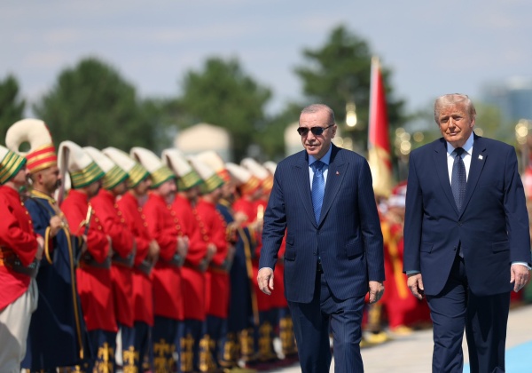 بين الإشادة بالرئيس أردوغان وانتقاد الناتو ترمب يفتح بابا جديدا مع تركيا ويعد بالمزيد
