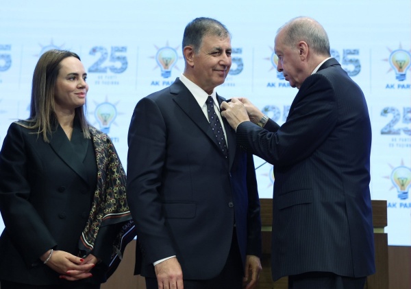لأول مرة في تاريخ المدينة رئيس بلدية إزمير ينتقل إلى العدالة والتنمية