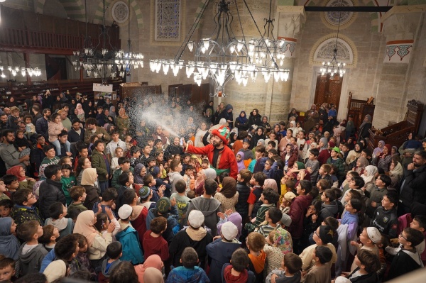أكثر من 700 طفل يؤدون صلاة الفجر جماعة في مسجد تاريخي بإسطنبول فيديو