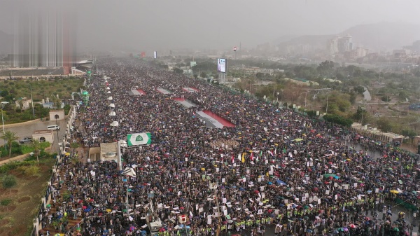 طوفان بشري في العاصمة تأكيدا على الجهوزية لمواجهة العدو السعودي طوفان بشري في العاصمة تأكيدا على الجهوزية لمواجهة العدو السعودي