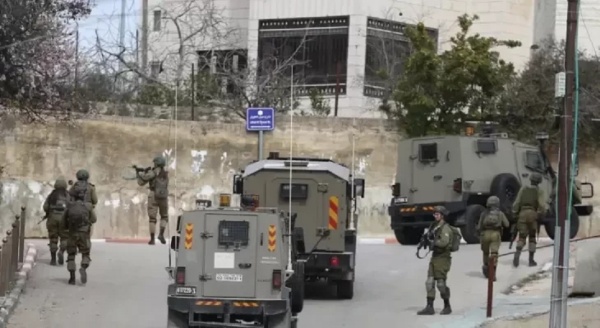العدو الإسرائيلي يعتقل 14 فلسطينيا ويواصل اقتحاماته بالضفة العدو الإسرائيلي يعتقل 14 فلسطينيا ويواصل اقتحاماته بالضفة