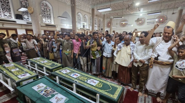 الحديدة تشيع 5 شهداء ارتقوا في معركة الدفاع عن الوطن الحديدة تشيع 5 شهداء ارتقوا في معركة الدفاع عن الوطن