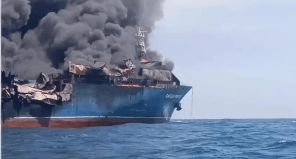 غرق سفينة حاويات تحمل أكثر من 2500 حاوية بعد اصطدامها بلغم بحري في مضيق هرمز غرق سفينة حاويات تحمل أكثر من 2500 حاوية بعد اصطدامها بلغم بحري في مضيق هرمز