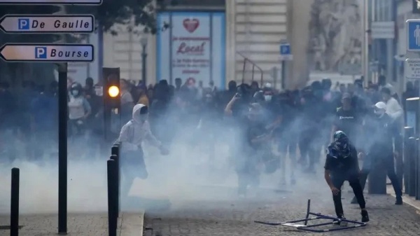 توقيف أكثر من 1800 شخص خلال احتجاجات عنيفة في فرنسا
