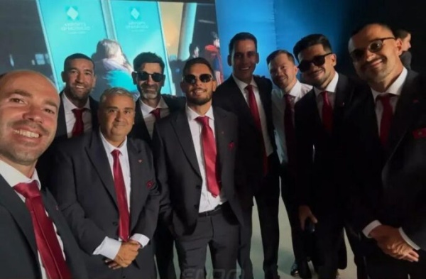 المنتخب المغربي يصل إلى تطوان استعدادا لاستقبال ملكي بعد إنجاز كأس العالم المنتخب المغربي يصل إلى تطوان استعدادا لاستقبال ملكي بعد إنجاز كأس العالم