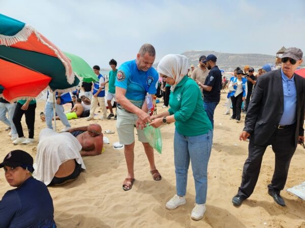 حملة تحسيسية لترسيخ ثقافة النظافة والمسؤولية البيئية بشاطئ أكادير