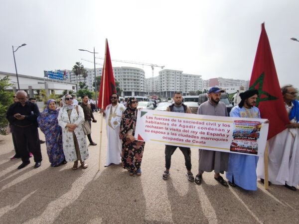وقفة احتجاجية أمام القنصلية الإسبانية بأكادير تنديدا بالزيارة الاستفزازية لملك إسبانيا لسبتة ومليلية المحتلتين فيديو وقفة احتجاجية أمام القنصلية الإسبانية بأكادير تنديدا بالزيارة الاستفزازية لملك إسبانيا لسبتة ومليلية المحتلتين فيديو