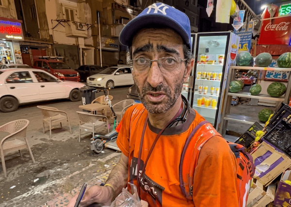صيدلي بدرجة عامل دليفري مينا يحول ضغوط الحياة إلى حكاية كفاح