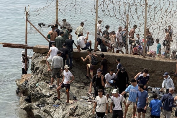 عودة طوعية لمقتحمي سبتة وشبان يحكون عن المعاناة وسوء المعاملة