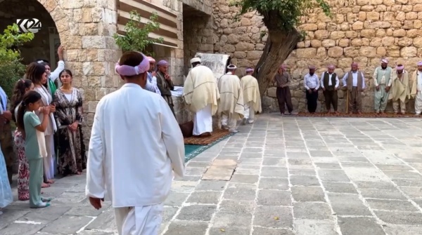 أربعينية الصيف في معبد لالش عبادة روحية ترتبط بالطبيعة وتجمع بين الفرض والتطوع