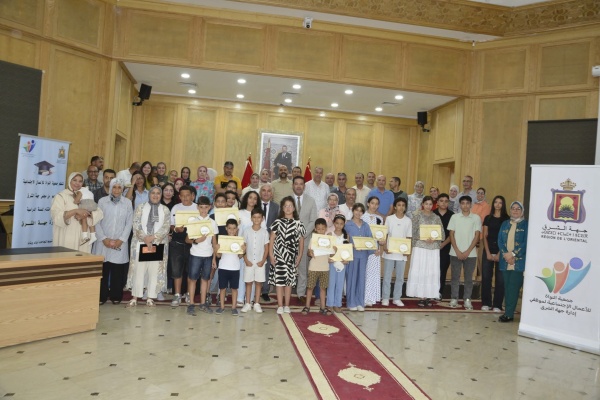 مجلس جهة الشرق يحتفي بالمتفوقين من أبناء موظفيه ويؤكد الاستثمار في الرأسمال البشري مجلس جهة الشرق يحتفي بالمتفوقين من أبناء موظفيه ويؤكد الاستثمار في الرأسمال البشري