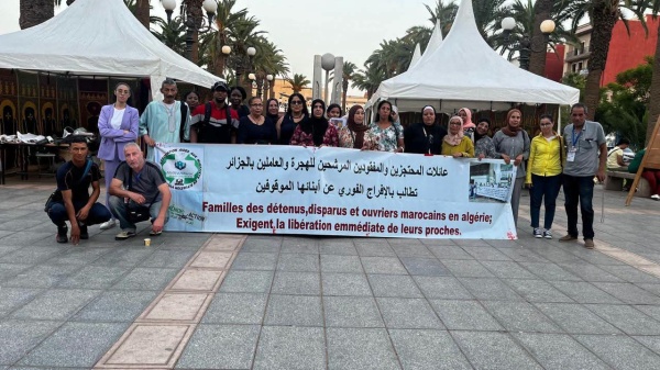 تسليم 33 مغربيا من الجزائر أسر تنتظر أبناءها عند الحدود بوجدة