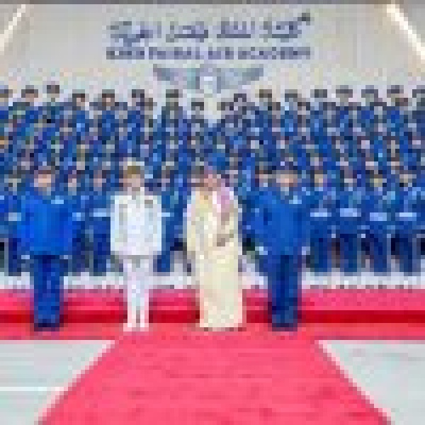 نيابة عن سمو وزير الدفاع نائب وزير الدفاع يرعى حفل تخريج الدفعة 108 من طلبة كلية الملك فيصل الجوية نيابة عن سمو وزير الدفاع نائب وزير الدفاع يرعى حفل تخريج الدفعة 108 من طلبة كلية الملك فيصل الجوية