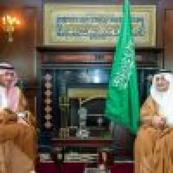 أمير منطقة تبوك يستقبل وزير البلديات والإسكان