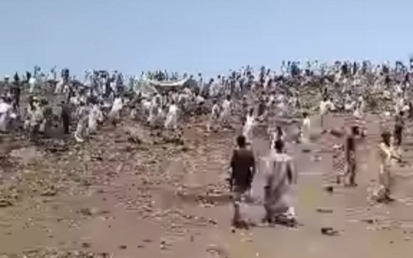 المئات من المعدنين يتوافدون الي القليع
