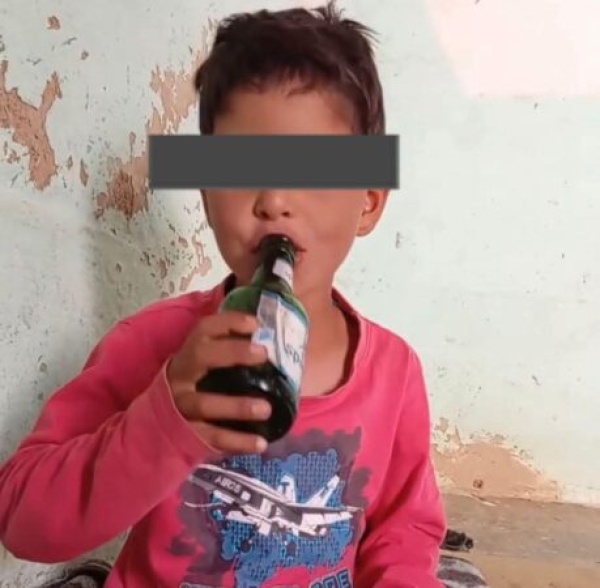 تنسيق أمني يطيح بشخص ظهر في فيديو يسقي شقيقه القاصر كحولا بضواحي الريش تنسيق أمني يطيح بشخص ظهر في فيديو يسقي شقيقه القاصر كحولا بضواحي الريش