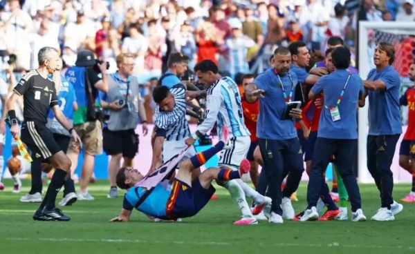 فيفا يعاقب الأرجنتين بعد أحداث نهائي مونديال 2026 إيقافات قاسية وغرامات مالية فيفا يعاقب الأرجنتين بعد أحداث نهائي مونديال 2026 إيقافات قاسية وغرامات مالية