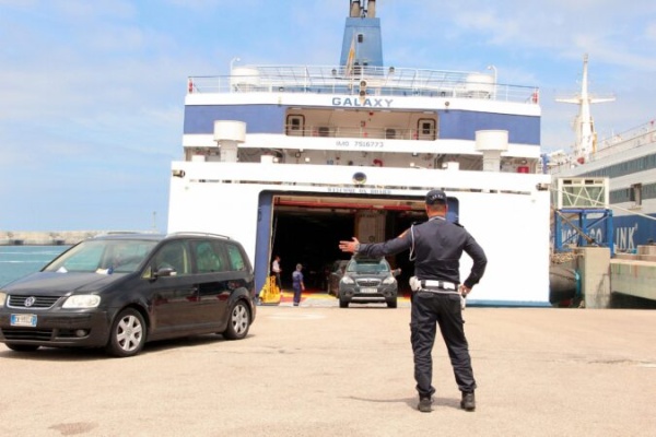 توقيف شرطي وسائق سيارة للاشتباه في تهريب 13 كيلوغراما من الشيرا بميناء طنجة توقيف شرطي وسائق سيارة للاشتباه في تهريب 13 كيلوغراما من الشيرا بميناء طنجة