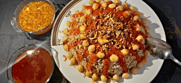 الكشري ضد paella الأهلي وبرشلونة يتواجهان على مائدة الطعام الكشري ضد paella الأهلي وبرشلونة يتواجهان على مائدة الطعام