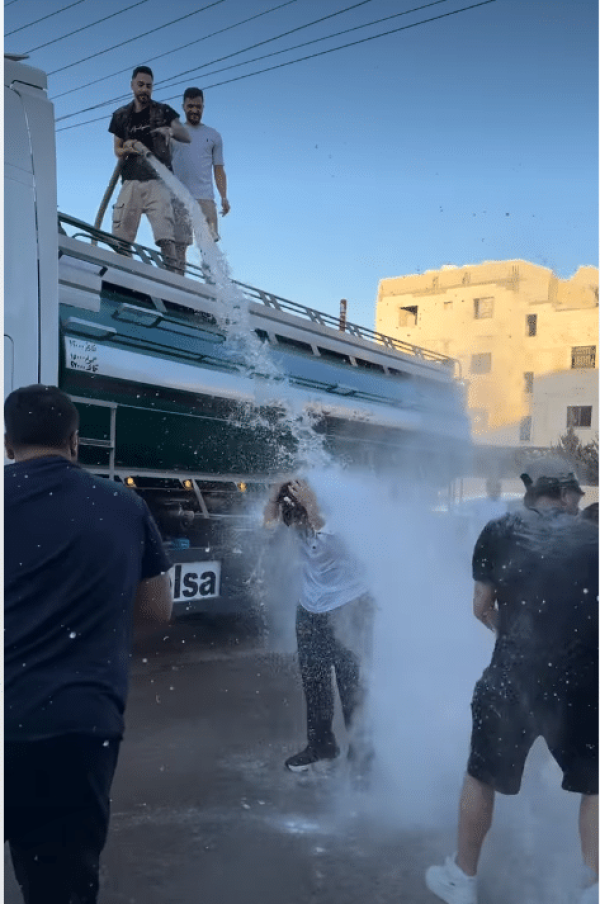 حمام عريس في الأردن يثير التفاعل ما قصته وكيف احتفل به ولي العهد حمام عريس في الأردن يثير التفاعل ما قصته وكيف احتفل به ولي العهد