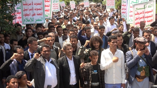 مسيرات في عدد من الجامعات الحكومية والأهلية بإب تنديدا بالعدوان السعودي على مطار صنعاء مسيرات في عدد من الجامعات الحكومية والأهلية بإب تنديدا بالعدوان السعودي على مطار صنعاء