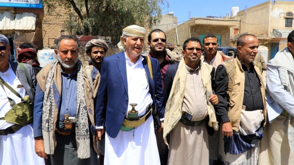 وفد من محافظة إب يزور مدينة التربة بتعز ويتلقي بمسؤوليها ووجهائها