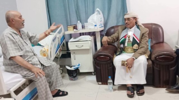 الفريق السامعي يطمئن على صحة الشيخ يحيى الحباري ويشيد بإسهاماته الاقتصادية والوطنية الفريق السامعي يطمئن على صحة الشيخ يحيى الحباري ويشيد بإسهاماته الاقتصادية والوطنية