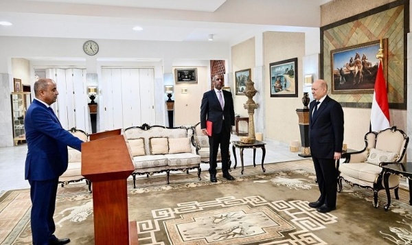 بن بريك يؤدي اليمين الدستورية أمام العليمي سفيرا لليمن لدى السعودية بن بريك يؤدي اليمين الدستورية أمام العليمي سفيرا لليمن لدى السعودية