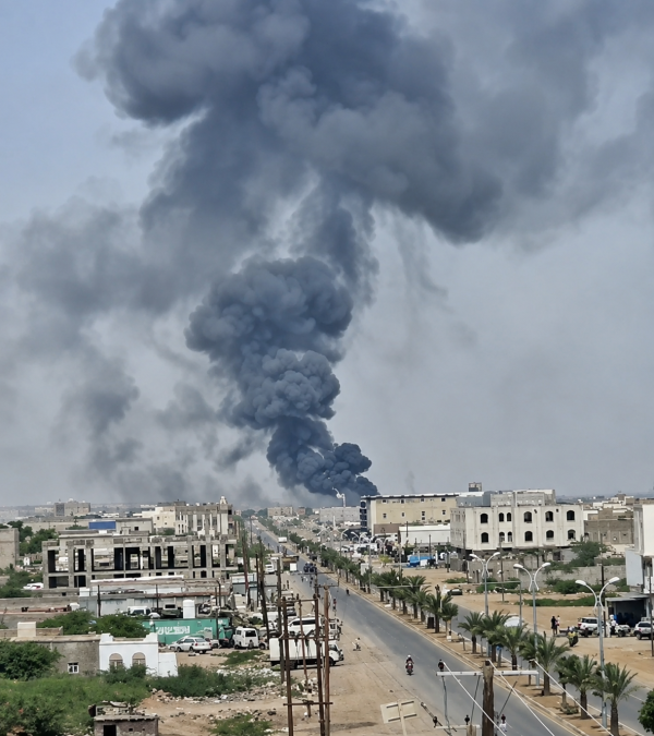الحوثيون يستهدفون ميناء المخا بالصواريخ والطيران المسي ر الحوثيون يستهدفون ميناء المخا بالصواريخ والطيران المسي ر