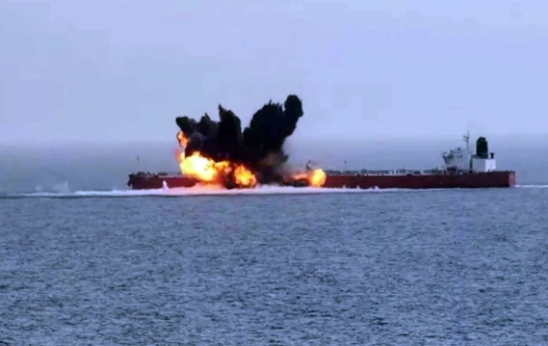 الحوثيون يعلنون استهداف ناقلة نفط سعودية قبالة ينبع الحوثيون يعلنون استهداف ناقلة نفط سعودية قبالة ينبع