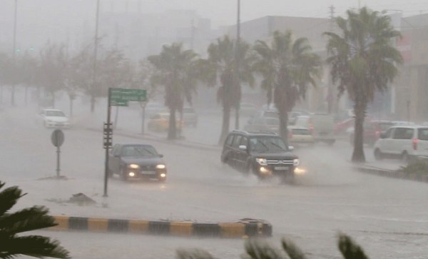 أمطار رعدية على مناطق واسعة من اليمن وتحذيرات من السيول والعواصف أمطار رعدية على مناطق واسعة من اليمن وتحذيرات من السيول والعواصف