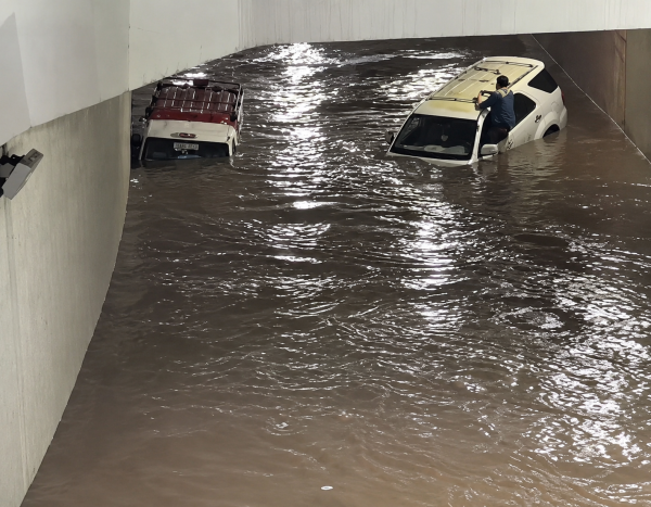 أمطار غزيرة تغمر شوارع صنعاء وتجرف سيارات في نفق جسر مذبح أمطار غزيرة تغمر شوارع صنعاء وتجرف سيارات في نفق جسر مذبح