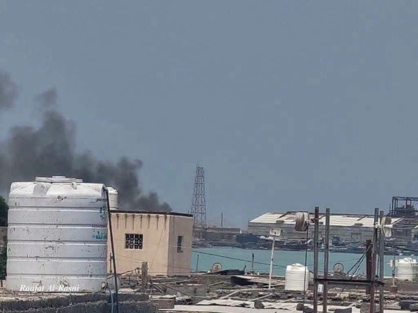 الحوثيون يجددون قصف المخا والدفاعات الجوية تتصدى لطائرات مسي رة الحوثيون يجددون قصف المخا والدفاعات الجوية تتصدى لطائرات مسي رة