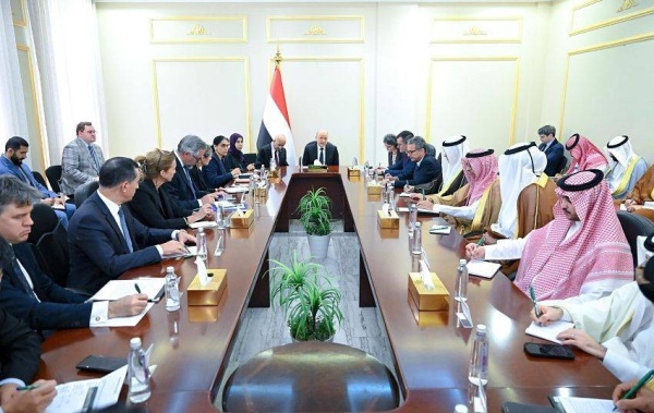 العليمي يطالب المجتمع الدولي بموقف حازم تجاه التصعيد الحوثي وتنفيذ قرارات مجلس الأمن