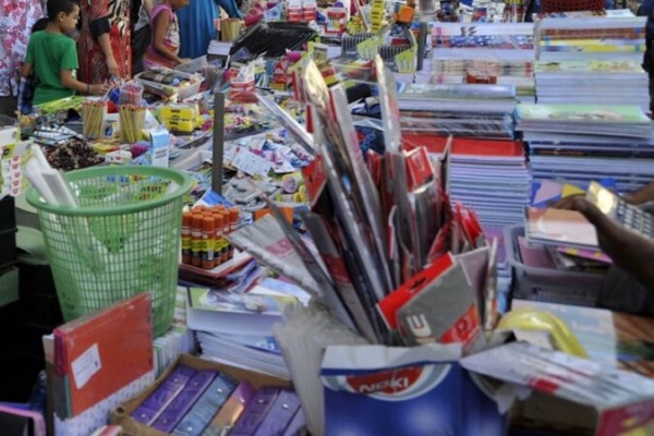 مخاوف من مضاربات وغلاء أسعار الكتب المدرسية عشية الدخول المدرسي مخاوف من مضاربات وغلاء أسعار الكتب المدرسية عشية الدخول المدرسي