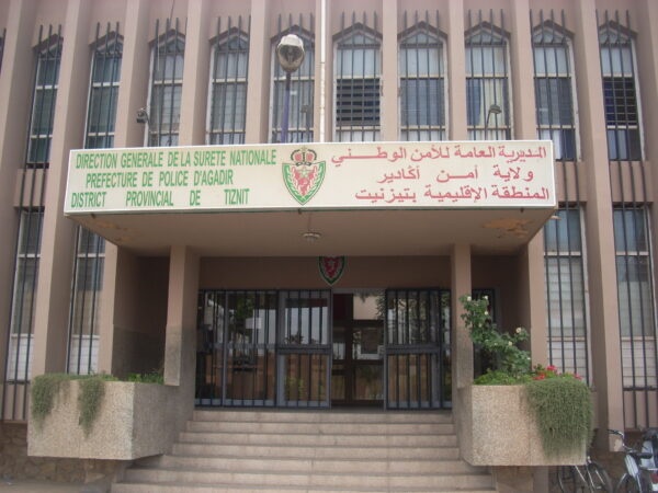 عناصر شرطة تشهر السلاح الوظيفي لتوقيف جانح بتزنيت عناصر شرطة تشهر السلاح الوظيفي لتوقيف جانح بتزنيت