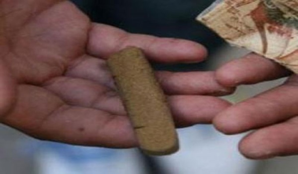 صادم الاطاحة بتلميذ وخاله يروجان المخدرات صادم الاطاحة بتلميذ وخاله يروجان المخدرات
