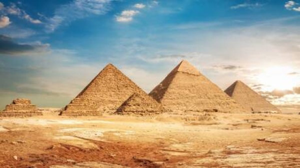 نجم عالمي يشكر مصر من أمام أهراماتها صور نجم عالمي يشكر مصر من أمام أهراماتها صور